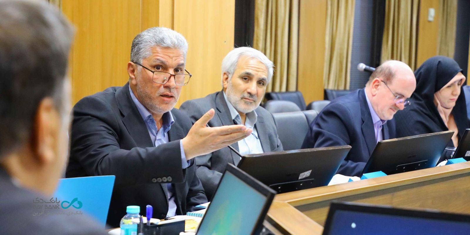 عملکرد 9 ماهه بانک دی خیره‌کننده و قابل تقدیر است